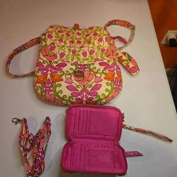 Vera Bradley Vibrant Pink & Orange Floral Quilted Crossbody Purse w/wallet - Picture 3 of 7